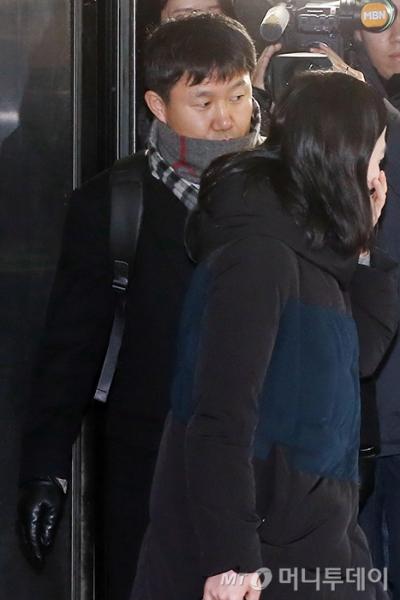 백승석 경위(뒤쪽 남성)가 2일 참고인 조사를 위해 특검 사무실에 출석하고 있다. /사진=머니투데이