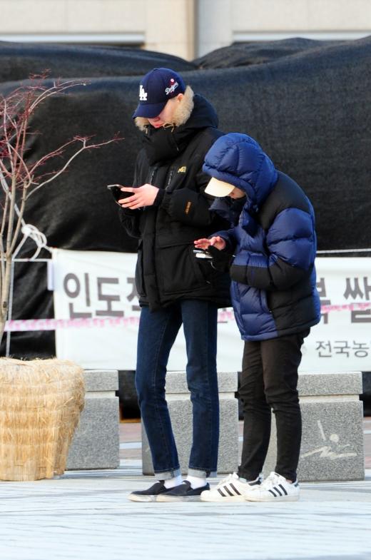 게임 '포켓몬고' 유저들이 지난달 30일 오후 전북 전주시 전라북도청 광장에서 게임을 즐기고 있다. /사진=뉴스1