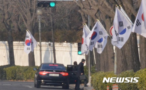 특검 청와대 압수수색. 특검이 청와대 압수수색을 시도한 3일 오전 특검 관계자들이 청와대에 도착해 차에서 내리고 있다. /사진=뉴시스