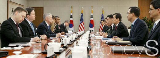 [머니S포토] 회담 하는 양국 국방 수장