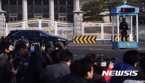 정미홍 특검 청와대 압수수색. 청와대 압수수색과 관련해 취재진들이 청와대 사랑채 앞에 모여있다. /사진=뉴시스