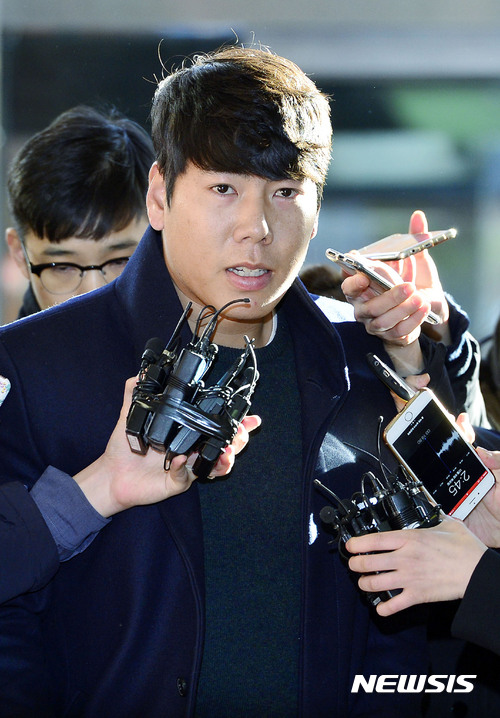 메이저리거 강정호씨가 음주 사고를 내고 지난해 12월6일 조사를 받기 위해 서울 강남경찰서로 들어서고 있다. /사진=뉴시스