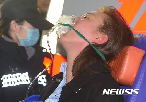 박근혜 대통령 비선진료 의혹을 받고 있는 성형외과 김영재 원장의 부인 박채윤씨가 구속된 후 조사를 받기 위해 4일 오후 서울 대치동 특검으로 소환됐지만 과호흡 증상을 호소하며 119 구급차로 실려나가고 있다. /사진=뉴시스