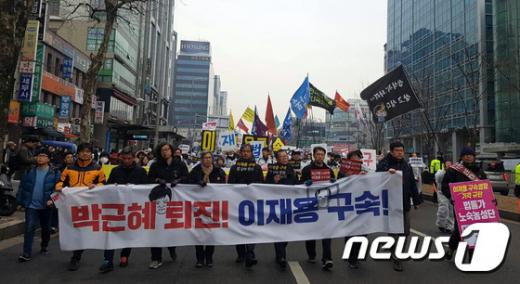 4일 오후 서울 서초구 중앙지법에서 집회를 마친 '박근혜정권퇴진비상국민행동'(퇴진행동)이 삼성본사 사옥으로 행진하고 있다. /사진=뉴스1