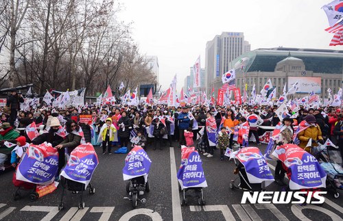 4일 탄핵반대 집회에 앞장 선 유모차 부대. /사진=뉴시스 변해정 기자