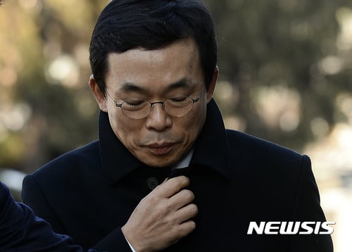 전경련. 이승철 전국경제인연합회(전경련) 부회장이 박근혜 대통령 탄핵심판 사건 8차 변론에 증인으로 출석하기 위해 지난달 23일 오후 서울 종로구 헌법재판소 대심판정으로 향하고 있다. /자료사진=뉴시스