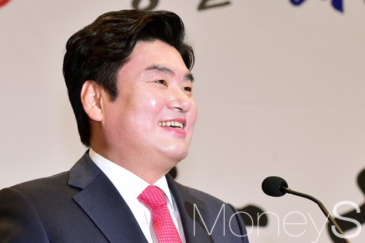 원유철 대선 출마 선언. 원유철 전 새누리당 원내대표가 오늘(6일) 국회에서 대선 출마 기자회견을 하고 있다. /사진=임한별 기자