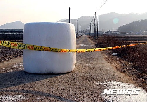 구제역 우유. 어제(5일) 충북 보은군 젖소 농장에서 구제역이 발생한 가운데, 방역당국이 해당 축사가 있는 마을 진입로를 차단했다. /사진=뉴시스
