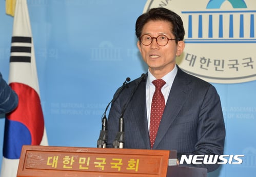 김문수 전 경기지사. 오늘(6일) 오후 서울 여의도 국회 정론관에서 김문수 새누리당 최고위원이 기자회견을 하고 있다. /사진=뉴시스