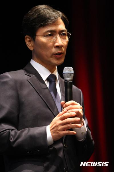 안희정 목포. 안희정 충남지사가 11일 오후 전남 목포시민문화체육센터에서 열린 '안희정과 즉문즉답 목포에 심쿵하다' 토크콘서트에 연사로 나서 질의응답하고 있다. /사진=뉴시스