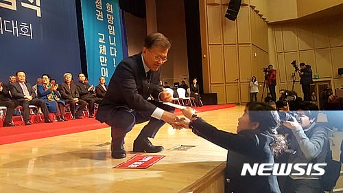 포럼 대구 경북. 촛불집회. 문재인 11일 오후 대구 북구 엑스코에서 더불어민주당의 '포럼대구경북 출범식'이 열린 가운데 문재인 전 대표가 무대로 찾아온 시민들과 악수를 나누고 있다. /사진=뉴시스