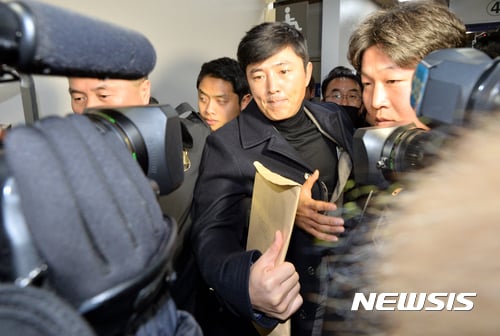 고영태 녹취록. 검찰 헌재에 제출. 지난 6일 저녁 서울 서초구 서울중앙지방법원에서 열린 최순실씨와 안종범 전 청와대 정책조정수석의 9차 공판에 증인으로 출석한 고영태 전 더블루K 이사가 공판이 끝난 뒤 법정을 나오고 있다. /자료사진=뉴시스