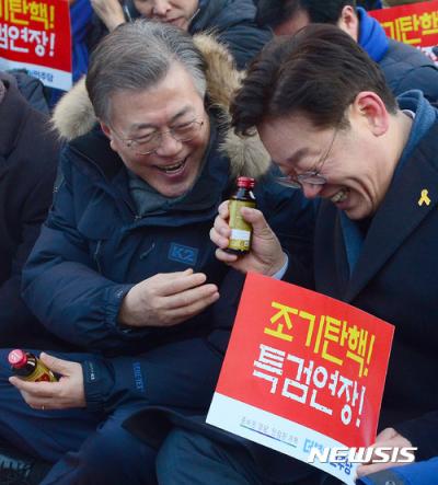 문재인 이재명. 11일 오후 서울 광화문광장에서 열린 15차 촛불집회에 문재인 전 더불어민주당 대표(왼쪽)와 이재명 성남시장이 참석했다. /사진=뉴시스