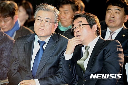 문재인 새로운 전북포럼. 문재인 전 더불어민주당 대표(왼쪽)가 12일 전북 전주에서 열린 새로운 전북포럼 출범식에 참석해 상임대표를 맡은 안도현 시인(우석대 교수)과 이야기를 나누고 있다. /사진=뉴시스