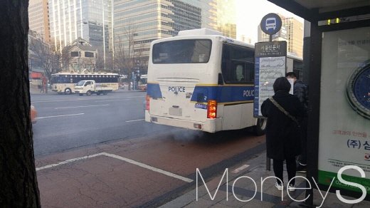 서울 광화문의 한 버스정류장 앞에 세워진 경찰버스. 매연을 계속 내뿜어 시민들이 불편해했다. /사진=박찬규 기자