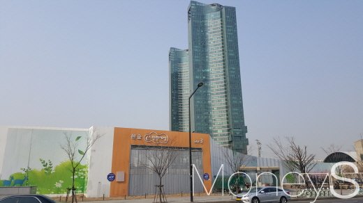 대림산업의 한숲 e편한세상 사업부지(앞쪽) 뒤로 보이는 한화건설의 갤러리아 포레. /사진=김창성 기자