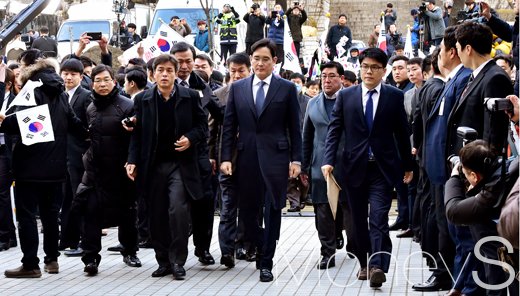 [머니S포토] 뇌물공여죄 혐의 이재용, 보수단체 항의 속 서울중앙지법 출두