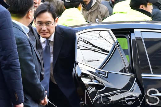 [머니S포토] 이재용 두번째 영장실질심사, 차량에서 내리는 삼성가 황태자