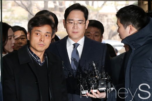 [머니S포토] 구속 전 피의자 심문 이재용, '취재진 질의에 묵묵부답'