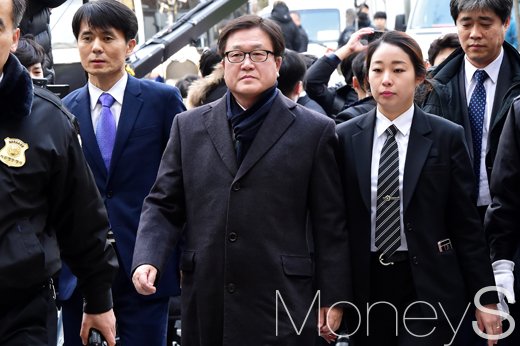 [머니S포토] 법정으로 향하는 삼성전자 박상진 사장