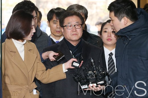 [머니S포토] 법원 출석 박상진 삼성전자 사장, '굳게 다문 입술'