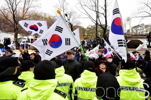 [머니S포토] 이재용 구속 전 피의자 심문, '보수단체 영장기각 외쳐'