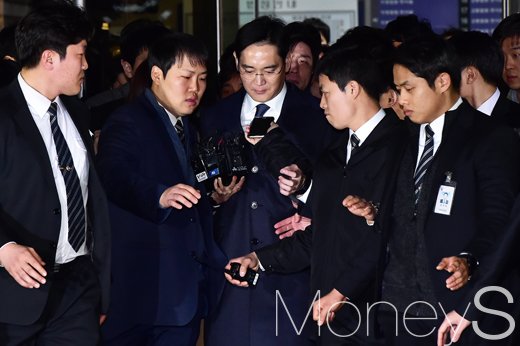 [머니S포토] 두번째 영장실질심사 마친 삼성가 황태자 이재용