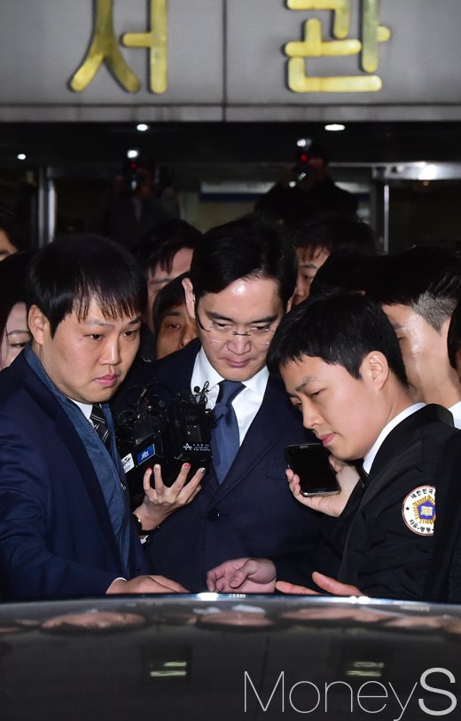 [머니S포토] 법정 빠져나오는 삼성맨 이재용