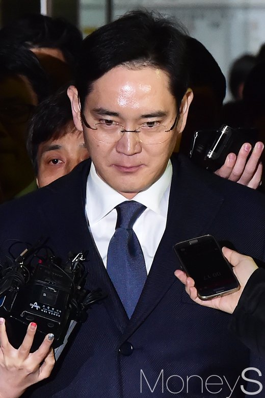 [머니S포토] 9시간 줄다리기, '굳은 표정' 이재용 부회장