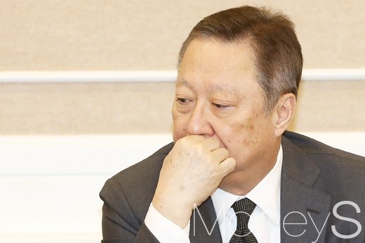 [머니S포토] 고심하는 박용만 회장, '어렵기만 한 저출산 극복 문제'