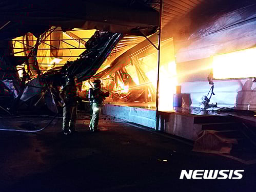 17일 오후 7시 8분께 충남 천안시 서북구 직산읍 한 플라스틱제조 관련업체 공장동에서 화재가 발생해 소방당국이 진화작업을 벌이고 있다./사진=뉴시스DB