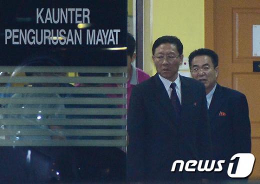 김정남 부검결과에 반발한 강철 주 말레이시아 북한대사가 지난 15일 피살된 김정남의 시신이 안치된 것으로 알려진 말레이시아 쿠알라룸푸르 제너럴 병원에 도착해 북 대사관 1호 차량에서 내리고 있다./사진=뉴스1DB