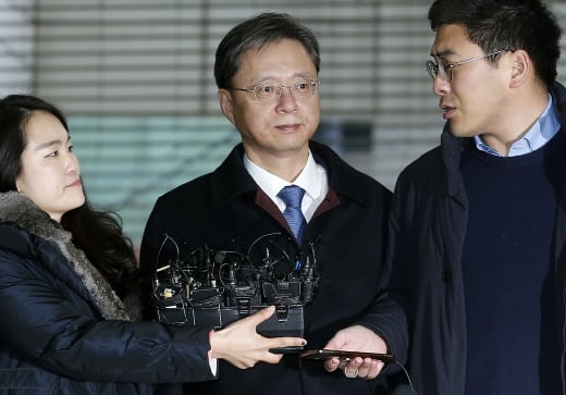 직권남용 등의 혐의를 받고 있는 우병우 전 민정수석이 18일 오전 서울 강남구 특별검사 사무실에 출석하고 있다. /사진=머니투데이 김휘선 기자