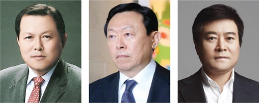 (왼쪽부터) 황각규 경영혁신 실장, 신동빈 롯데그룹 회장, 소진세 사회공헌위원장. /사진제공=롯데