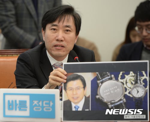 황교안. 사진은 하태경 바른정당 의원. 하태경 바른정당 의원이 오늘(24일) 서울 여의도 국회에서 열린 원내대책회의에서 발언을 하고 있다. /사진=뉴시스