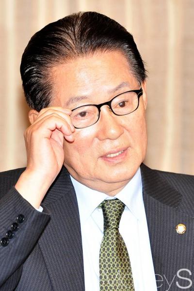황교안 권한대행 시계. 황교안 시계. 황교안 기념시계. 사진은 박지원 국민의당 대표. /사진=임한별 기자