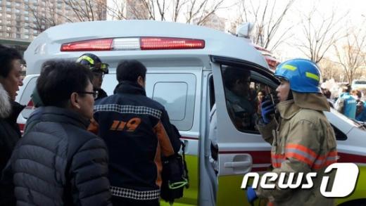 서울시청. 오늘(24일) 서울시청 신관 로비에 진입해 흉기로 자해한 70대 추정 남성이 119구급대에 의해 이송되고 있다. /사진=뉴스1