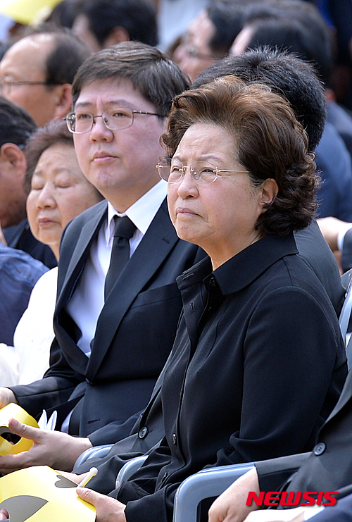 권양숙 여사 모친상. 지난해 5월23일 오후 경남 김해시 진영읍 봉하마을에서 열린 고 노무현 전 대통령 서거 7주기 추도식에 참석한 권양숙 여사(오른쪽). 왼쪽은 김대중 전 대통령 아들인 김홍걸씨. /자료사진=뉴시스