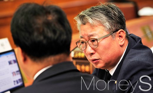 특검 연장 방법. 조응천 특검 연장 방법. 사진은 조응천 더불어민주당 의원(오른쪽). /사진=임한별 기자