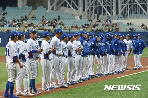 25일 오후 서울 구로구 고척 스카이돔에서 열린 2017 월드베이스볼클래식(WBC) 대한민국 대 쿠바의 평가전, 대한민국 대표팀이 도열해 있다./사진=뉴시스