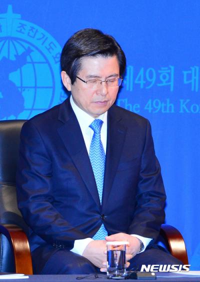 국가조찬기도회. 황교안 대통령 권한대행 국무총리가 2일 오전 서울 강남구 코엑스에서 열린 제49회 대한민국 국가조찬기도회에 참석해 기도하고 있다. /사진=뉴시스