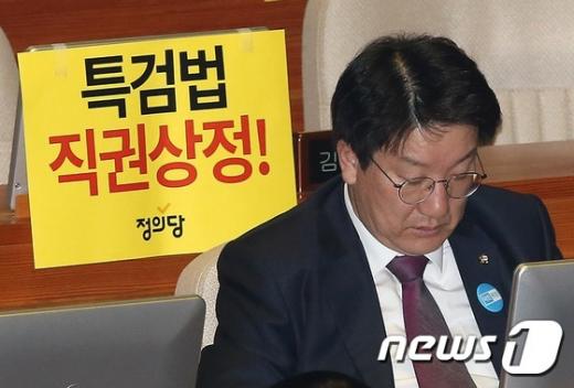 법사위. 특검법. 법제사법위원장인 권성동 바른정당 의원이 오늘(2일) 오후 서울 여의도 국회에서 열린 본회의에서 생각에 잠겨 있다. /사진=뉴스1