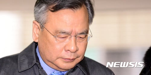 특검 회식. 검찰 인계. 박영수 특검이 지난 2일 오전 서울 강남구 특검사무실로 출근하고 있다. /자료사진=뉴시스