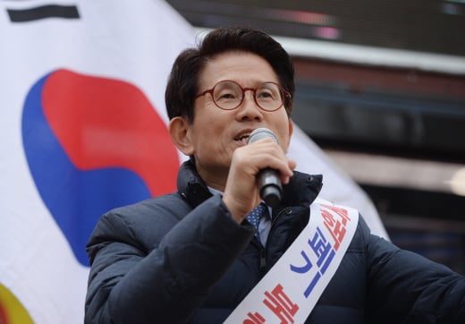 4일 오후 서울 중구 을지로 한빛광장에서 새로운 한국을 위한 국민운동 주최 박근혜 대통령 탄핵 반대 집회에서 자유한국당 비상대책위원은 김문수 전 경기지사가 발언하고 있다. /사진=뉴시스 DB