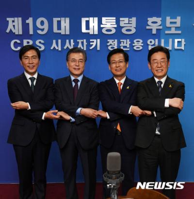 민주당 2차 경선 토론회. 지난 3일 CBS라디오 스튜디오에서 열린 더불어민주당 2차 경선 토론회에서 대선주자들이 기념촬영을 하고 있다. 왼쪽부터 안희정 충남지사, 문재인 전 대표, 최성 고양시장, 이재명 성남시장. /자료사진=뉴시스