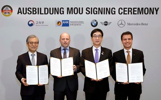 (왼쪽부터) 김효준 BMW 그룹 코리아 대표이사 사장, 슈테판 할루자 한독상공회의소 회장, 이준식 부총리 겸 교육부 장관, 디미트리스 실라키스 메르세데스-벤츠 코리아 대표이사 사장이 아우스빌둥 양해각서를 체결하고 있다. /사진=BMW코리아 제공