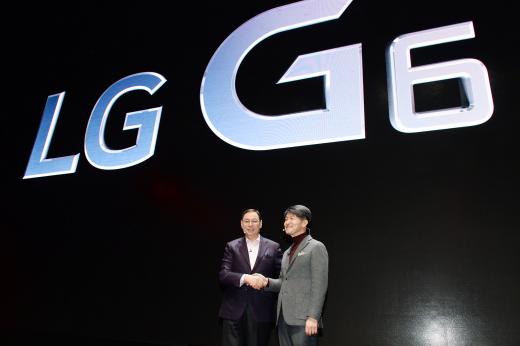 지난달 26일(현지시간) 스페인에서 열린 G6공개 행사자리에서 LG전자 CEO 조성진 부회장이 MC사업본부장 조준호 사장을 소개하고 있다. /사진제공=LG전자