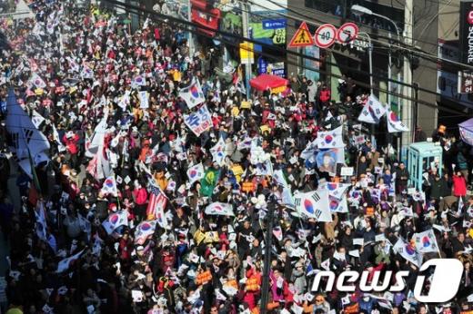 구미태극기 집회. 대통령탄핵기각을위한국민총궐기운동본부가 오늘(6일) 경북 구미시 구미역 중앙로 앞에서 박근혜 대통령의 탄핵 기각을 촉구하는 태극기집회를 개최했다. /사진=뉴스1