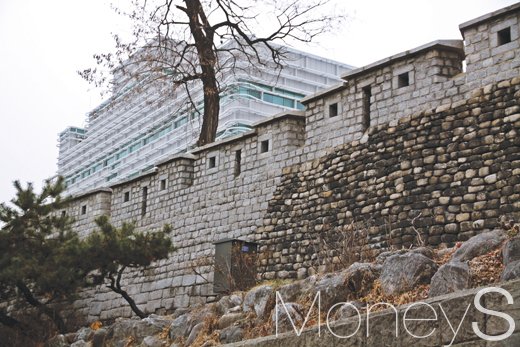 동대문 성곽공원과 서울 디자인 지원센터. /사진=박찬규 기자