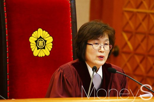 이정미 헌재소장 권한대행이 8:0 재판관 만장일치로 박근혜 대통령 탄핵심판 인용을 공표했다. /사진=사진공동취재단